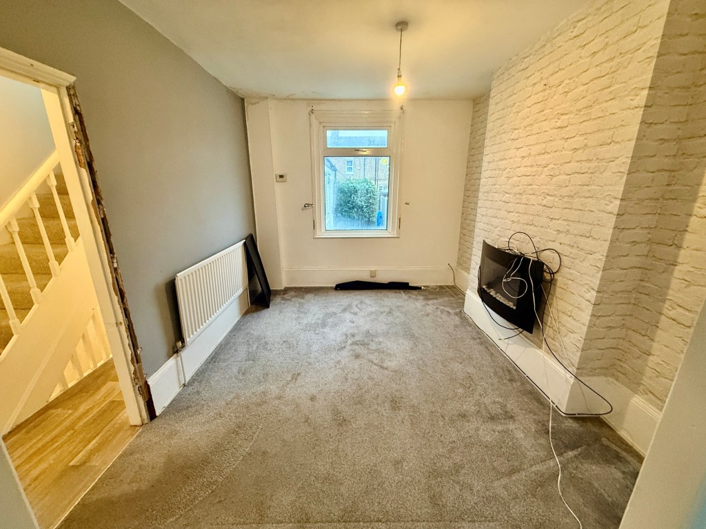 Lot: 123 - FOUR-BEDROOM HOUSE FOR IMPROVEMENT - Dining room